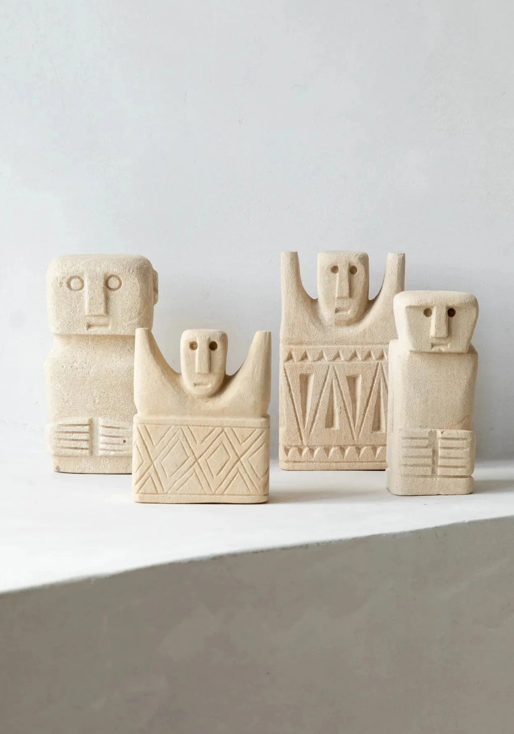 Quatre figures humaines en céramique primitive sculptées à la main pour Statue en grès