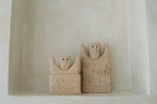 Deux sculptures en bois stylisées de figures humaines pour Statue en grès sculptée main