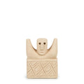Sculpture en grès beige clair avec motif géométrique sur la base, silhouette humaine