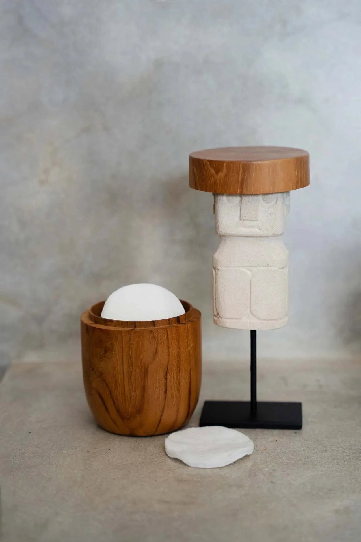 Contenant en bois avec disques de coton blanc et pilier décoratif pour Statue en grès silhouette humaine