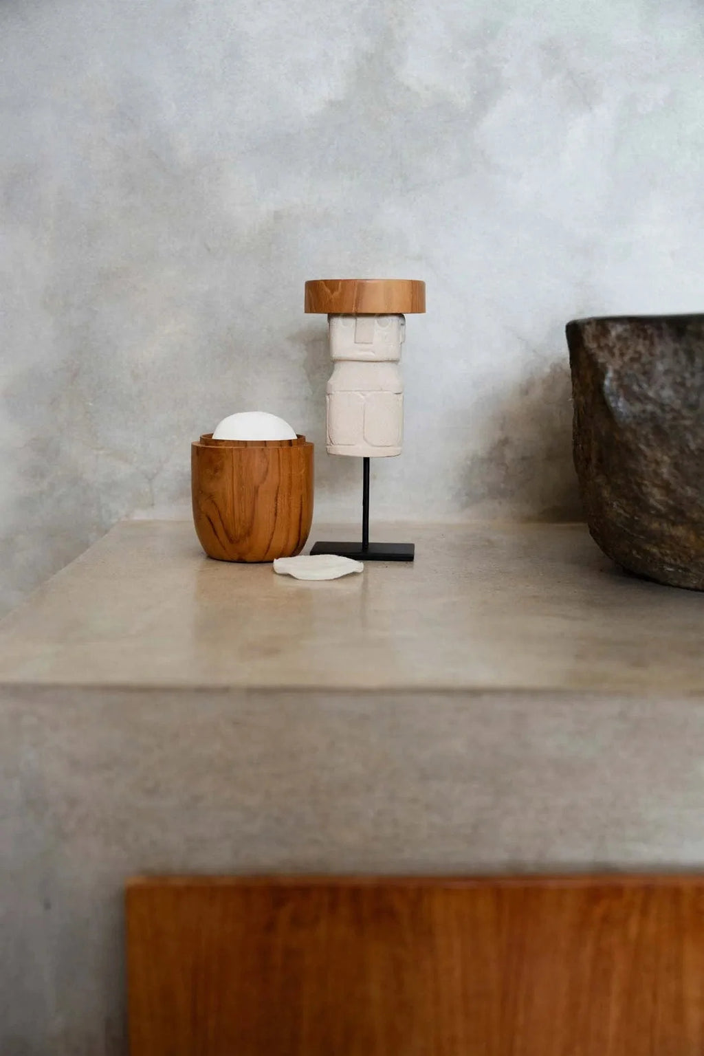 Cup en bois avec couvercle blanc et objet décoratif sur support noir dans Statue en grès silhouette humaine