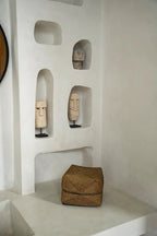 Boîte de rangement en osier avec couvercle, pour Statue visage en grès beige sur socle bois
