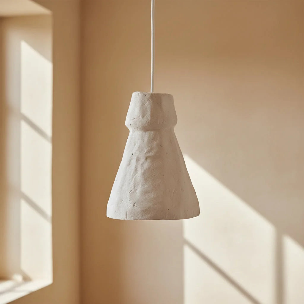 Suspension artisanale papier-mâché blanc cassé 17x23 cm conique texturée