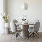 Table ronde moderne en béton gris mat avec chaises capitonnées