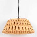 Suspension en bois naturel avec design ondulé et câble noir, diamètre 46 cm