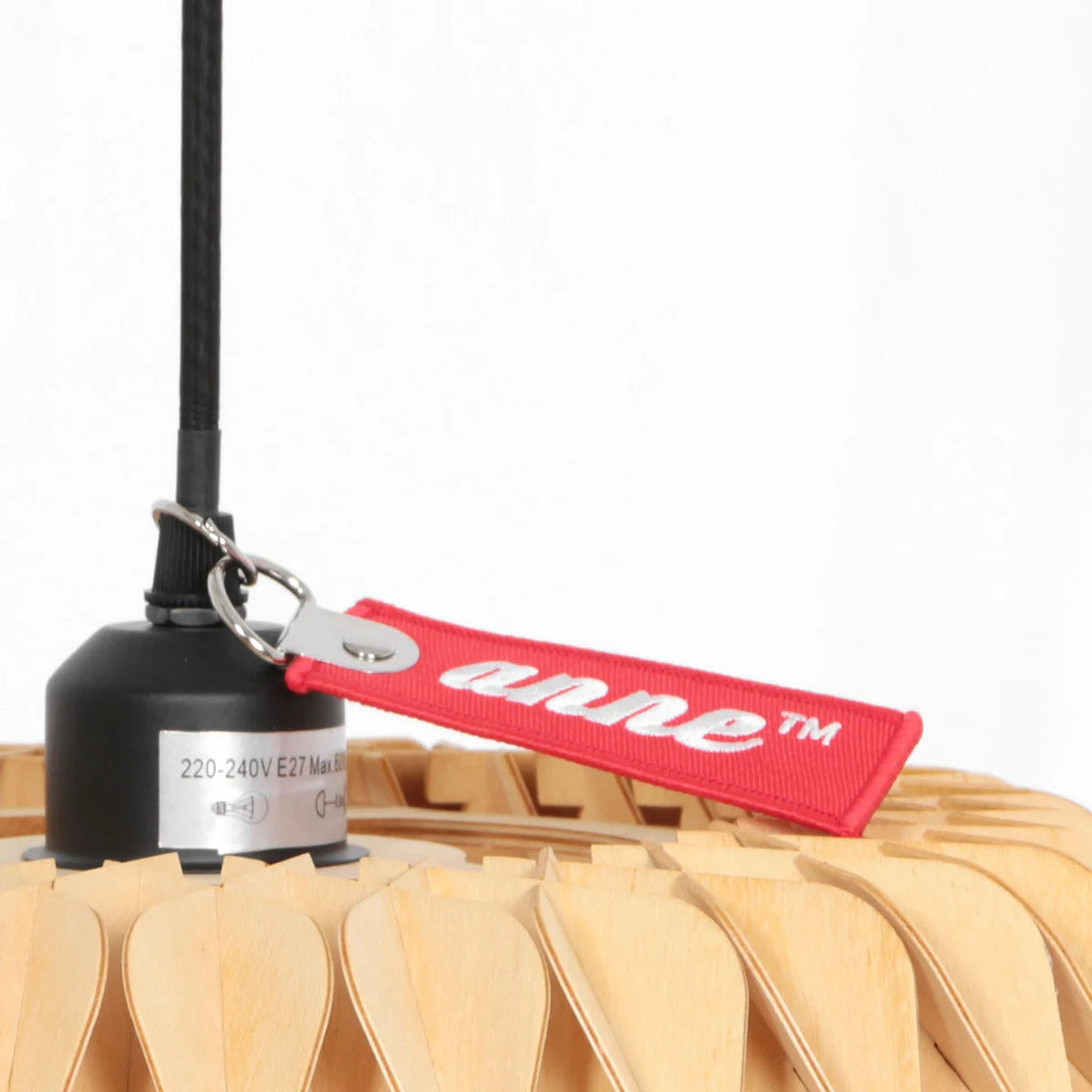 Luminaire suspendu en bois naturel design ondulé avec étiquette rouge, Ø46 cm