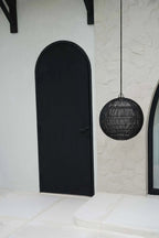 Suspension boule en rotin tressé noir ajouré – Ø30 cm