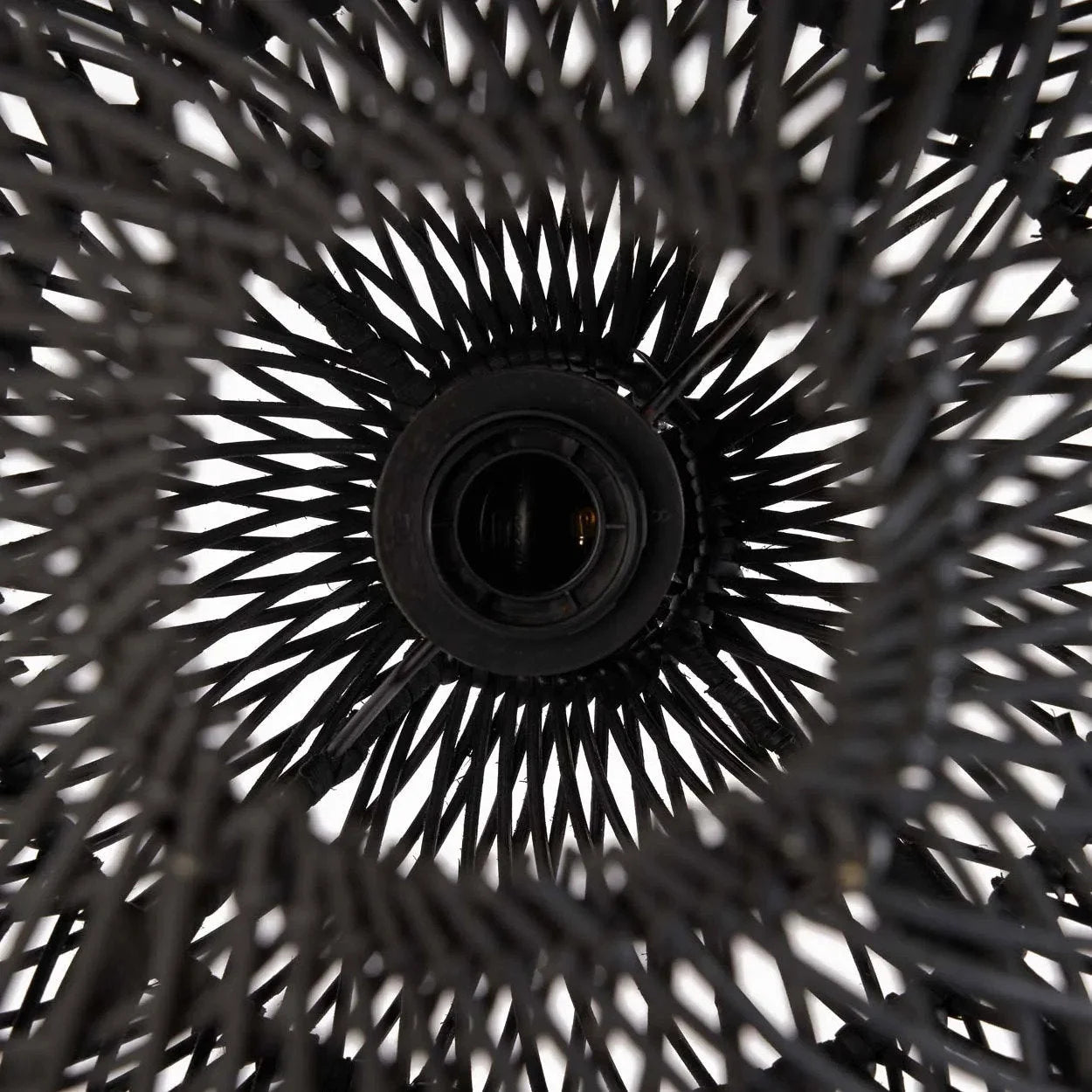 Suspension boule en rotin tressé noir ajouré – Ø30 cm