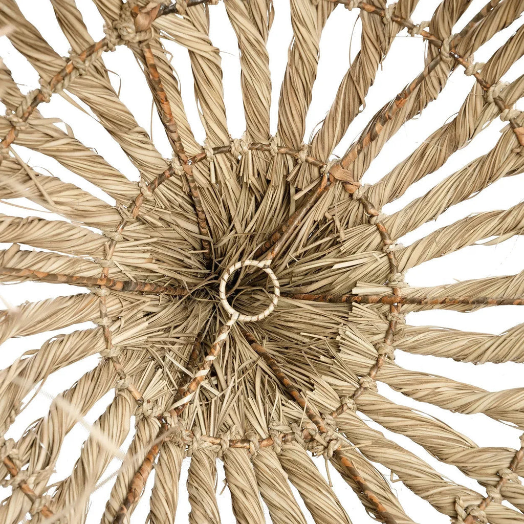 Cloche de suspension en mendong tressé naturel Ø50 cm, design rayon de soleil