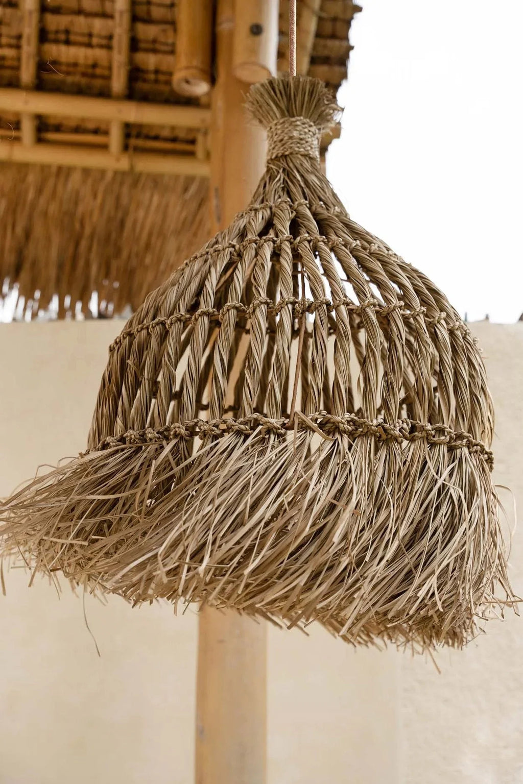 Suspension conique en jacinthe d’eau tressée avec franges naturelles – H90 cm