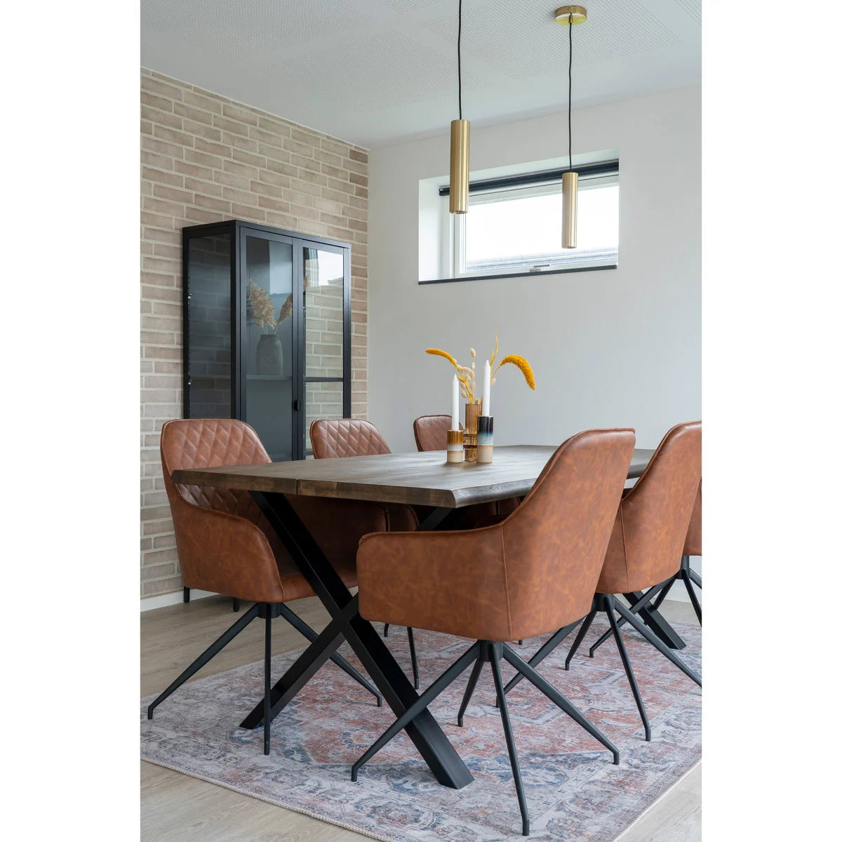 Chaises de salle à manger en cuir marron avec pieds métalliques noirs en X