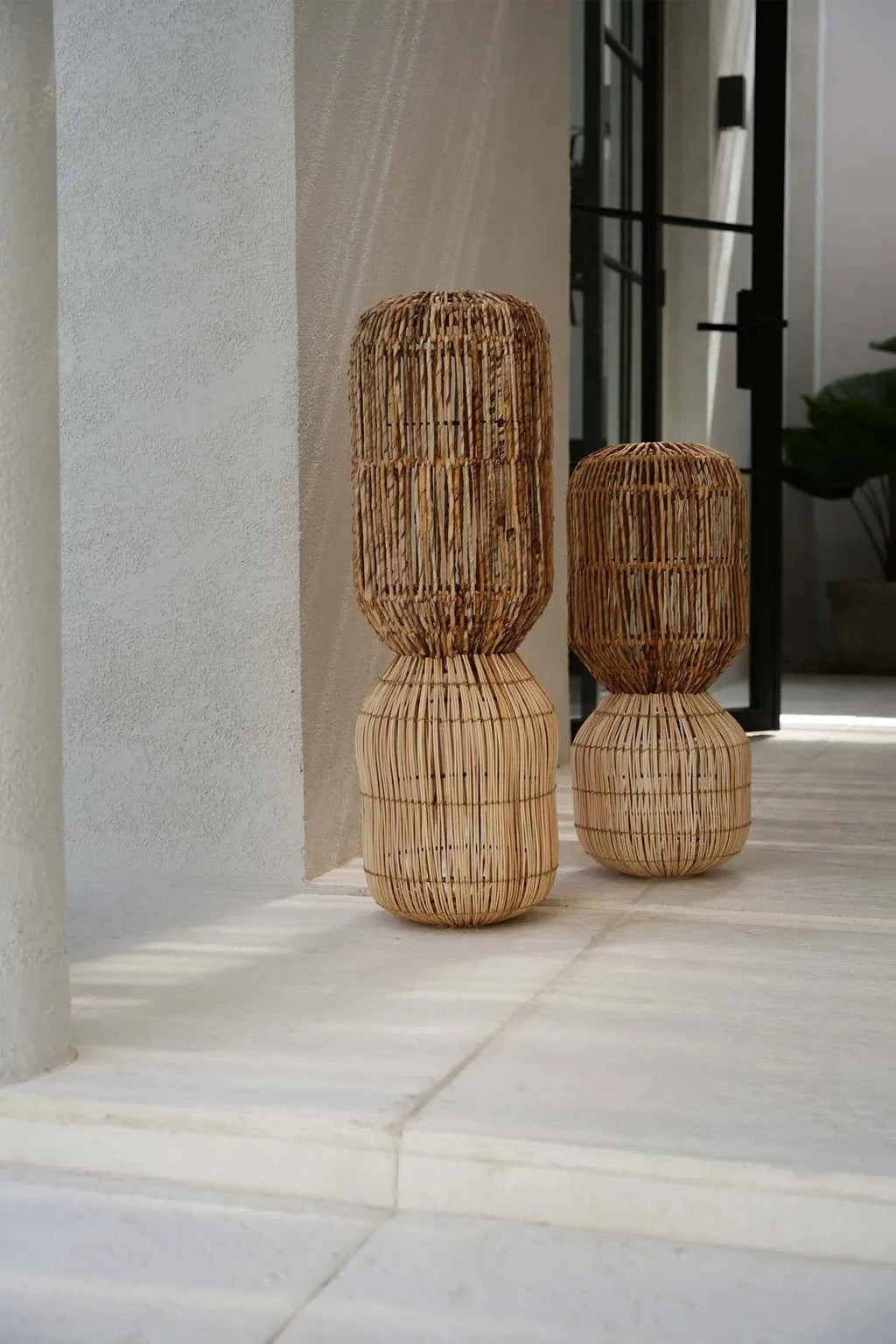 Suspension cylindrique en rotin tressé naturel à motifs contrastés – H60 cm