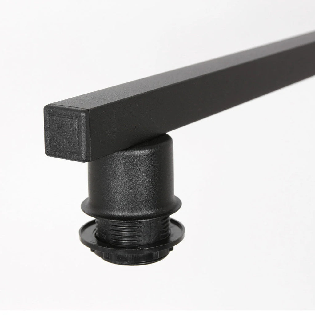 Pied de meuble noir avec vis réglable pour suspension linéaire en métal et tissu taupe