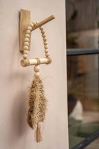 Crochet mural en raphia naturel avec crochet en bois, boucle de perles et ornement en paille
