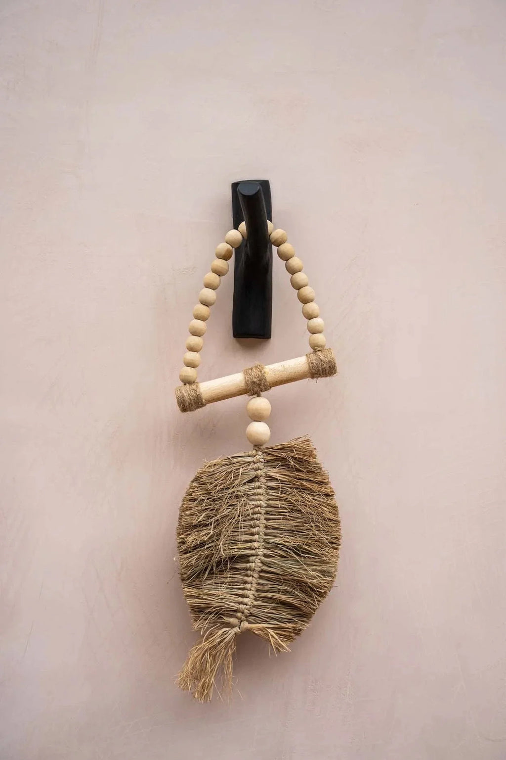 Suspension murale en raphia naturel avec perles en bois et motif feuille tissée
