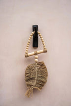 Suspension murale en raphia naturel avec perles en bois et motif feuille tissée