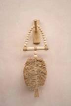 Suspension murale triangle en raphia naturel avec feuille en macramé, perles en bois et dowel