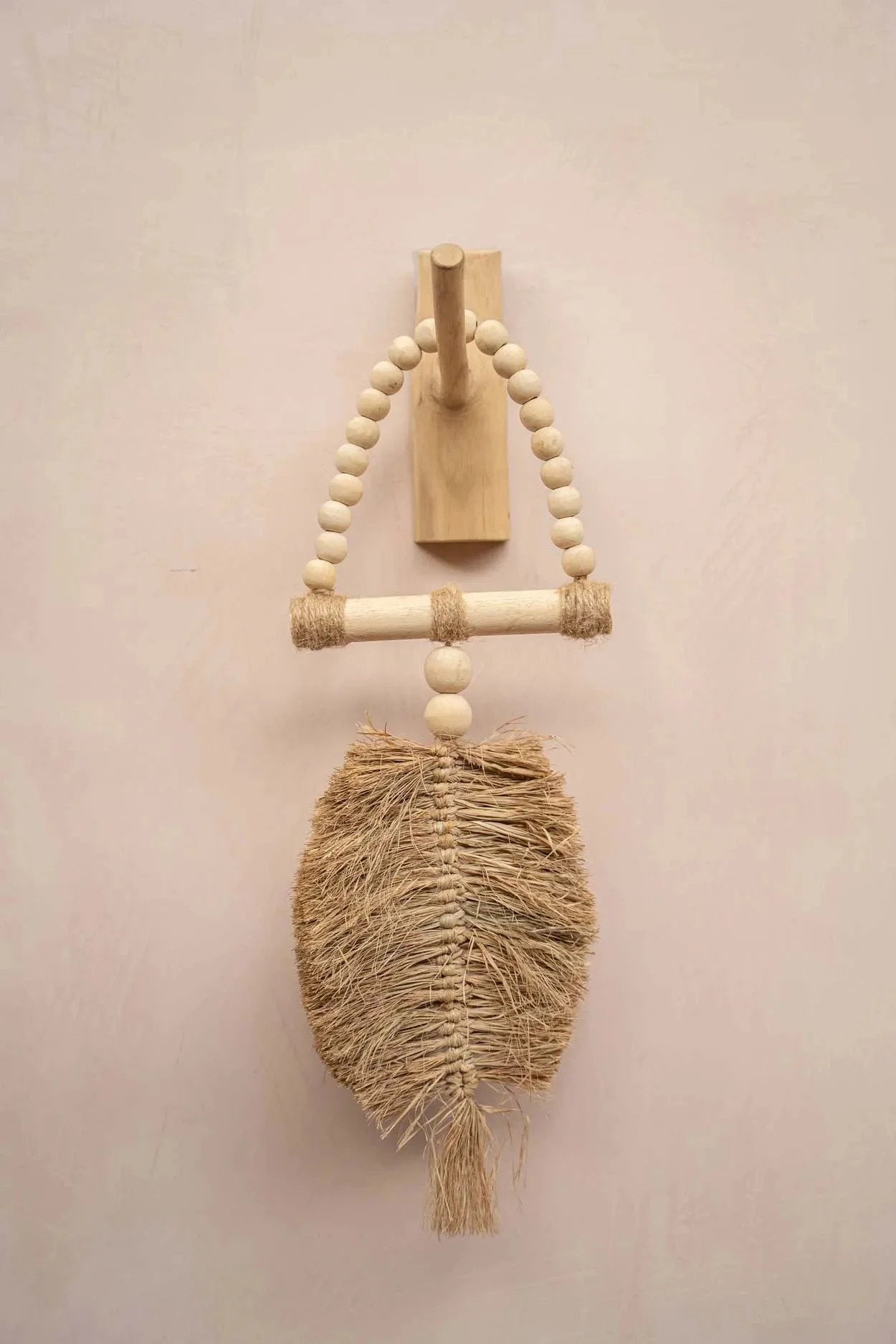 Suspension murale triangle en raphia naturel avec feuille en macramé, perles en bois et dowel