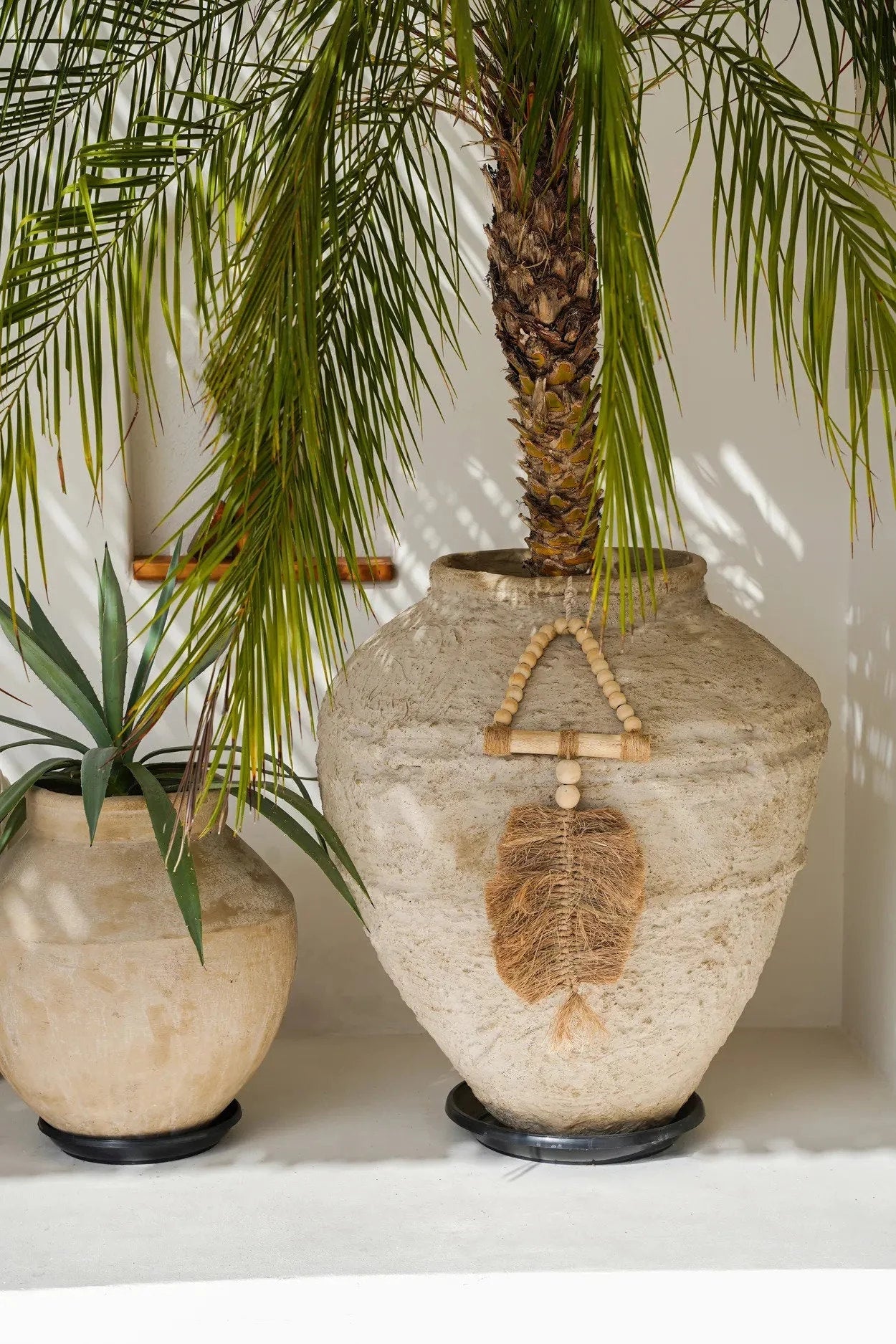 Urne en raphia naturel avec macrame feather, suspension murale triangle 60x25 cm