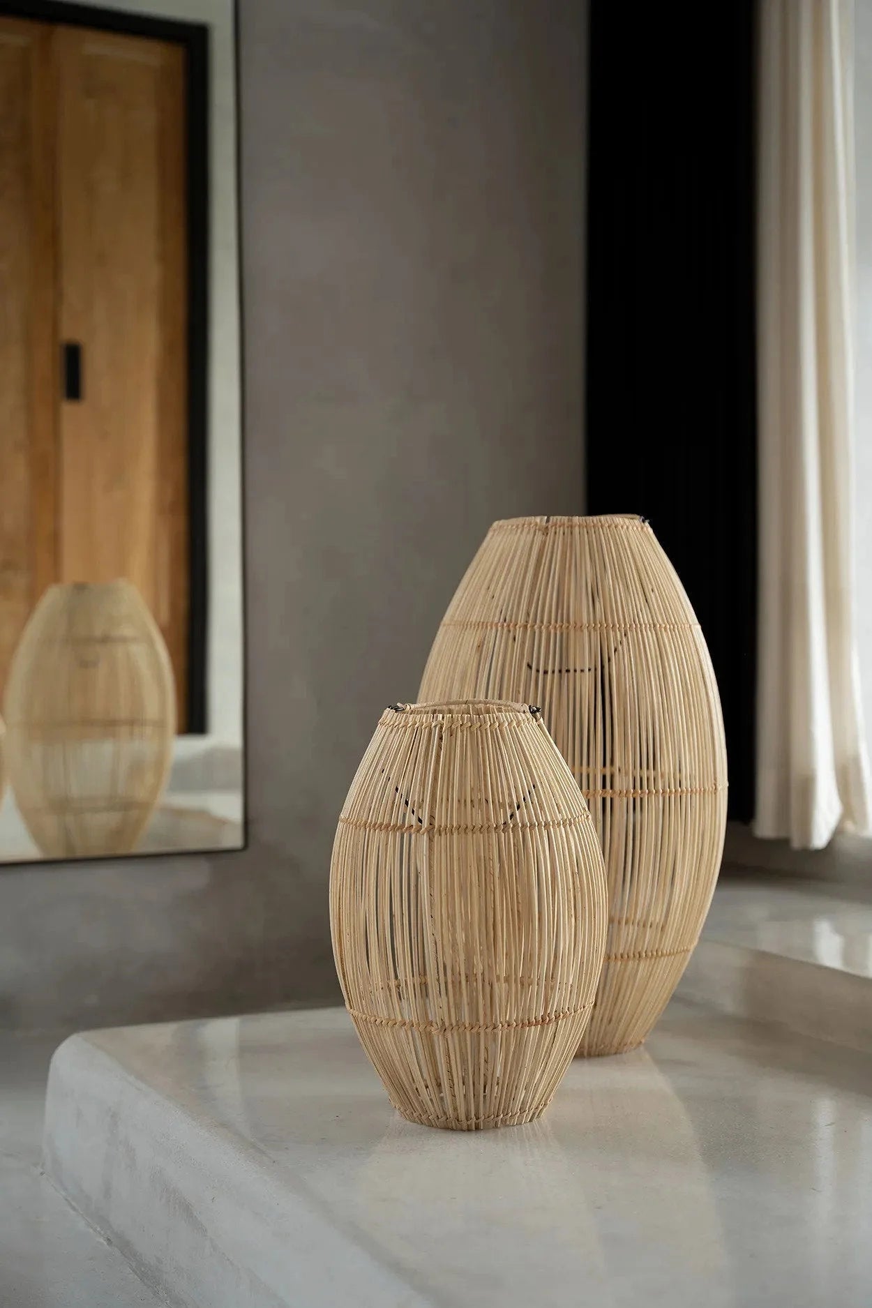 Deux vases en rotin ajouré naturels pour décoration intérieure élégante