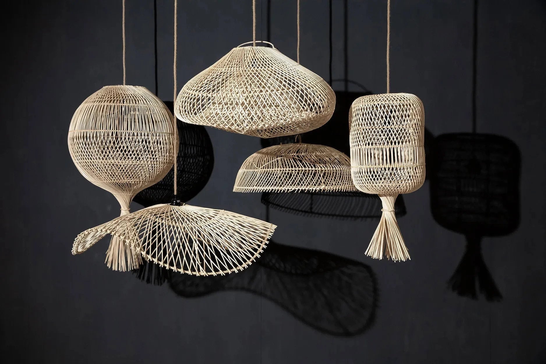 Suspension ovale en rotin naturel ajouré avec lampes en fibres naturelles organiques