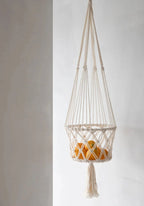 Suspension plante macramé en coton blanc cassé avec franges tenant plusieurs oranges