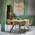 Table basse en bois naturel avec chaises en rotin tressé et suspension en osier assortie