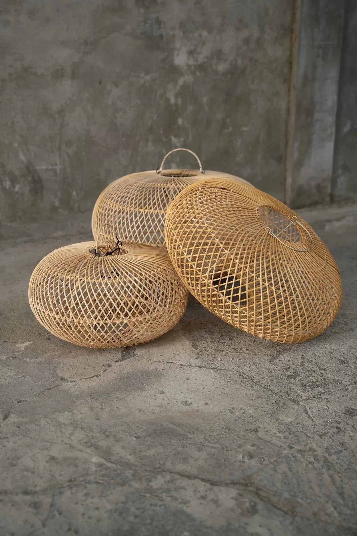 Trois lanternes en bambou tressé naturel, motif treillis, une avec découpe circulaire, Suspension ovale 60 cm