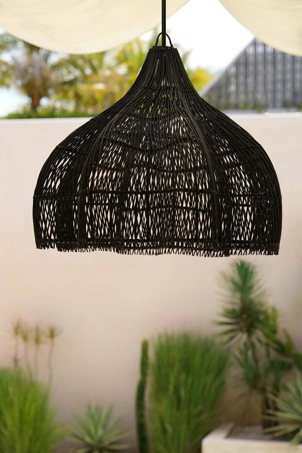 Suspension en rotin noir forme fouet 60x60 cm, luminaire en rotin tressé noir