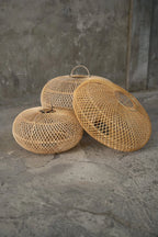 Suspension sphère en rotin naturel 50 cm avec trois paniers en bambou tressé ouvragé