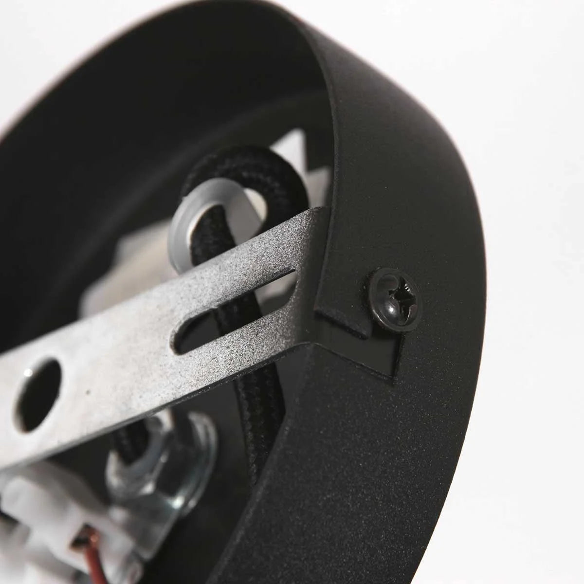 Habillage en métal noir texturé avec fixation interne et câblage exposé pour suspension en verre ambre et métal doré sphérique Ø30 cm