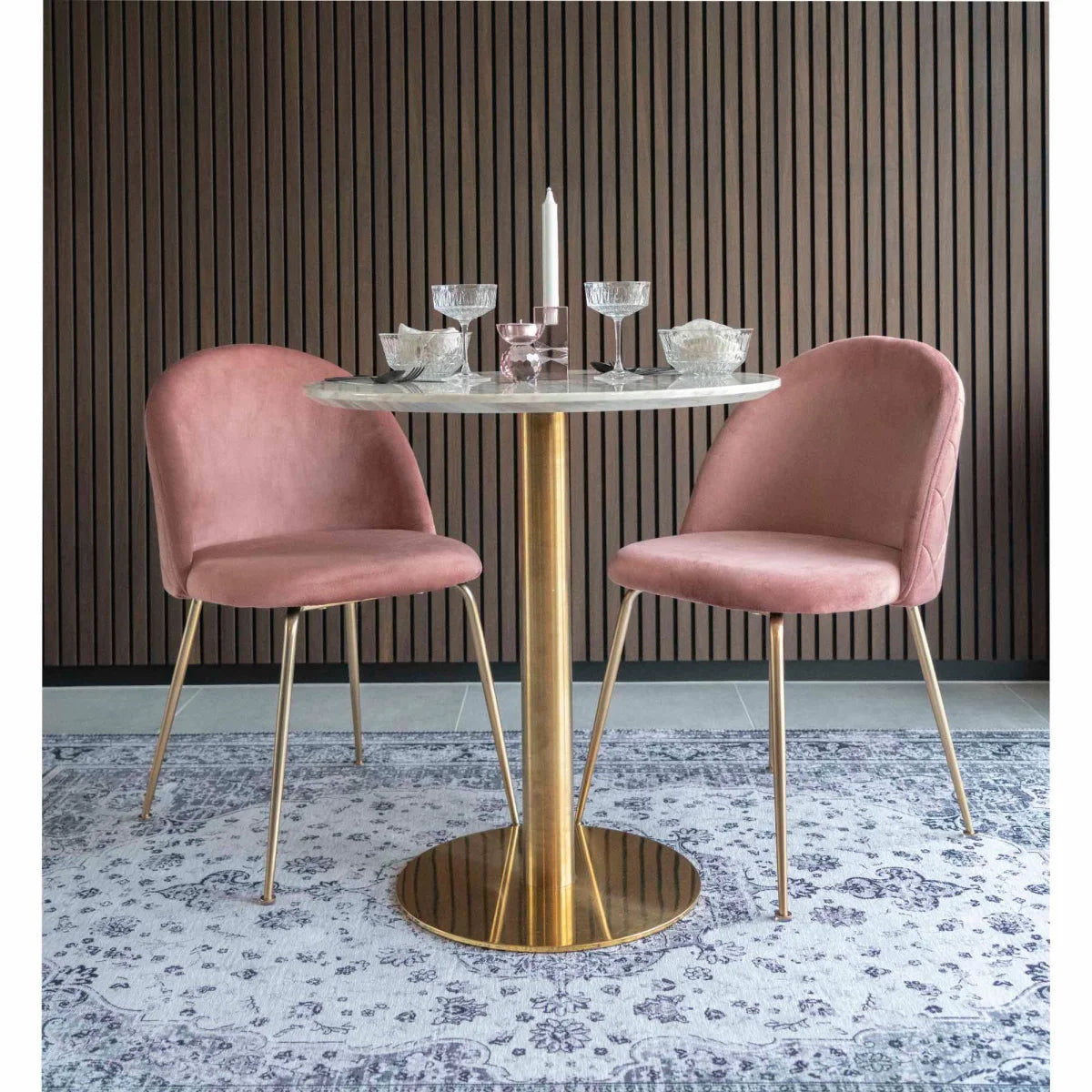 Chaises de salle à manger en velours rose avec pieds en métal doré