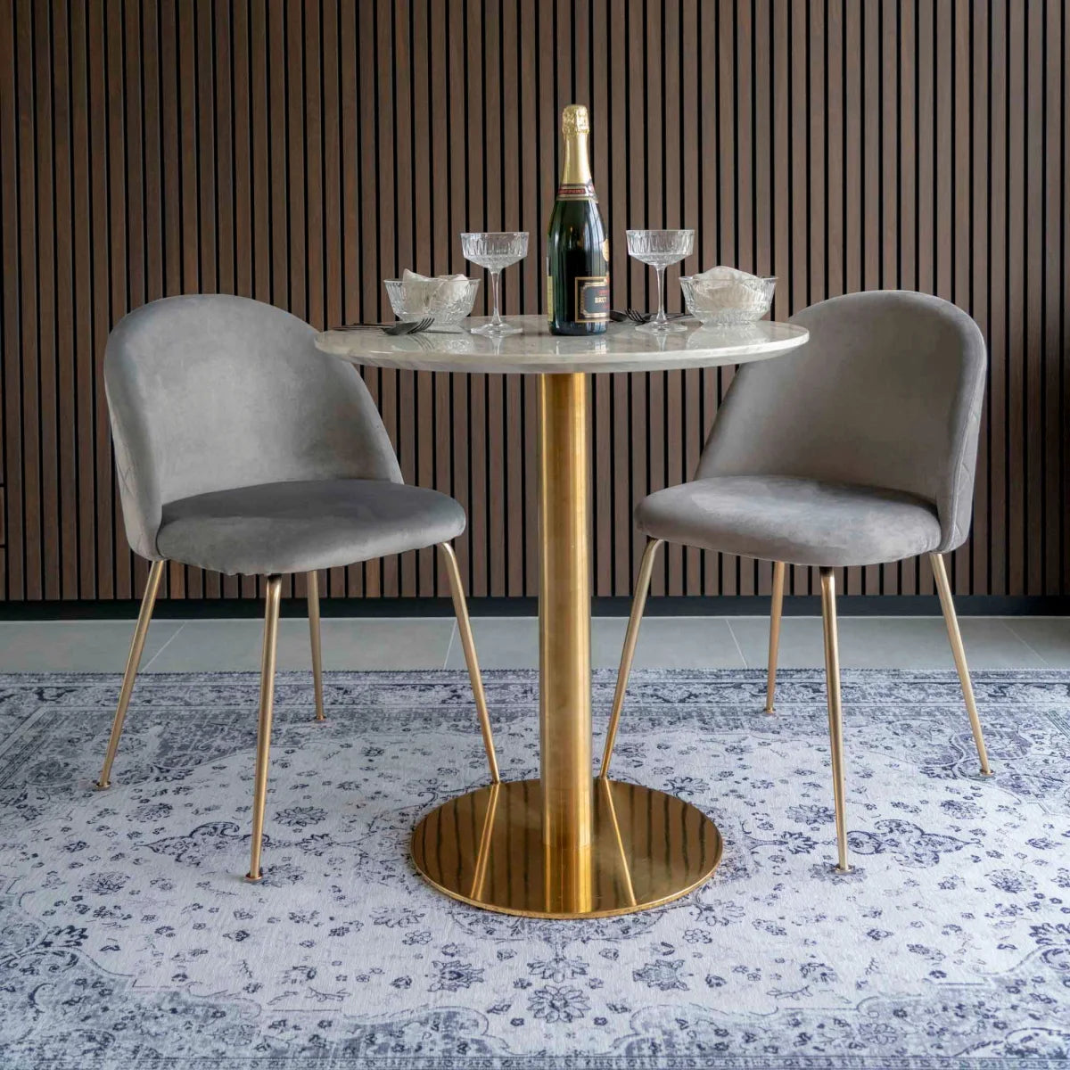 Table ronde effet marbre blanc pied doré métal Ø70 cm avec chaises velours gris