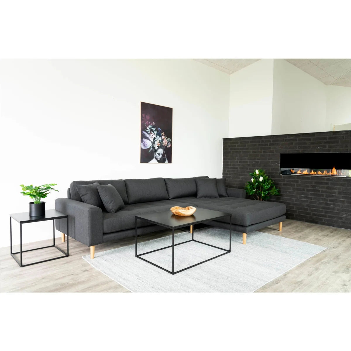 Canapé sectionnel gris foncé avec pieds en bois et coussins assortis