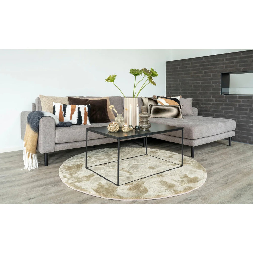 Canapé sectionnel gris avec coussins et couverture drapée
