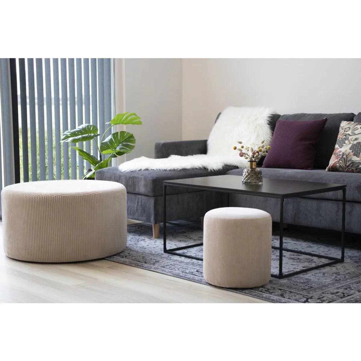 Ottoman beige en velours côtelé texturé et arrondi