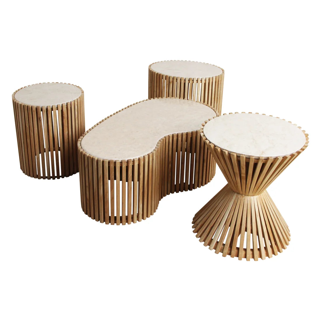 Ensemble de quatre tables basses organiques en bois clair ajouré et marbre beige, 93x54 cm