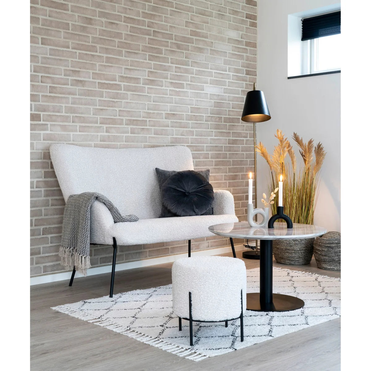Table basse ronde marbre blanc pied central noir Ø70 cm