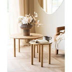 Vase céramique brun texturé avec bouquet de fleurs blanches et beige sur table basse ronde en bois de chêne naturel Ø70 cm