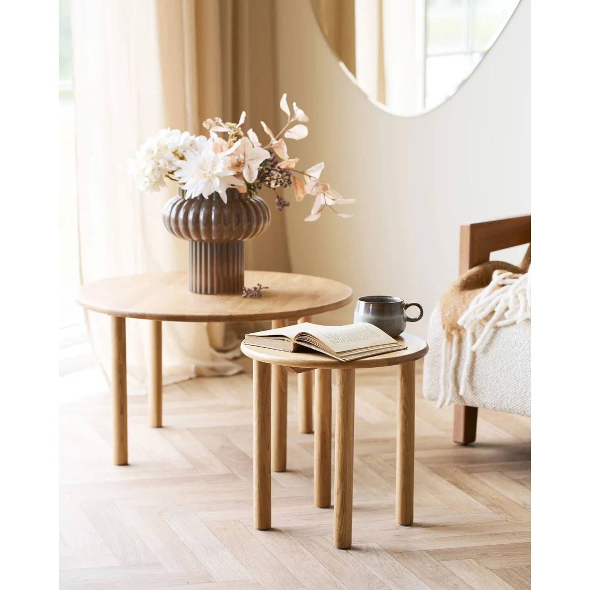 Vase céramique brun texturé avec bouquet de fleurs blanches et beige sur table basse ronde en bois de chêne naturel Ø70 cm