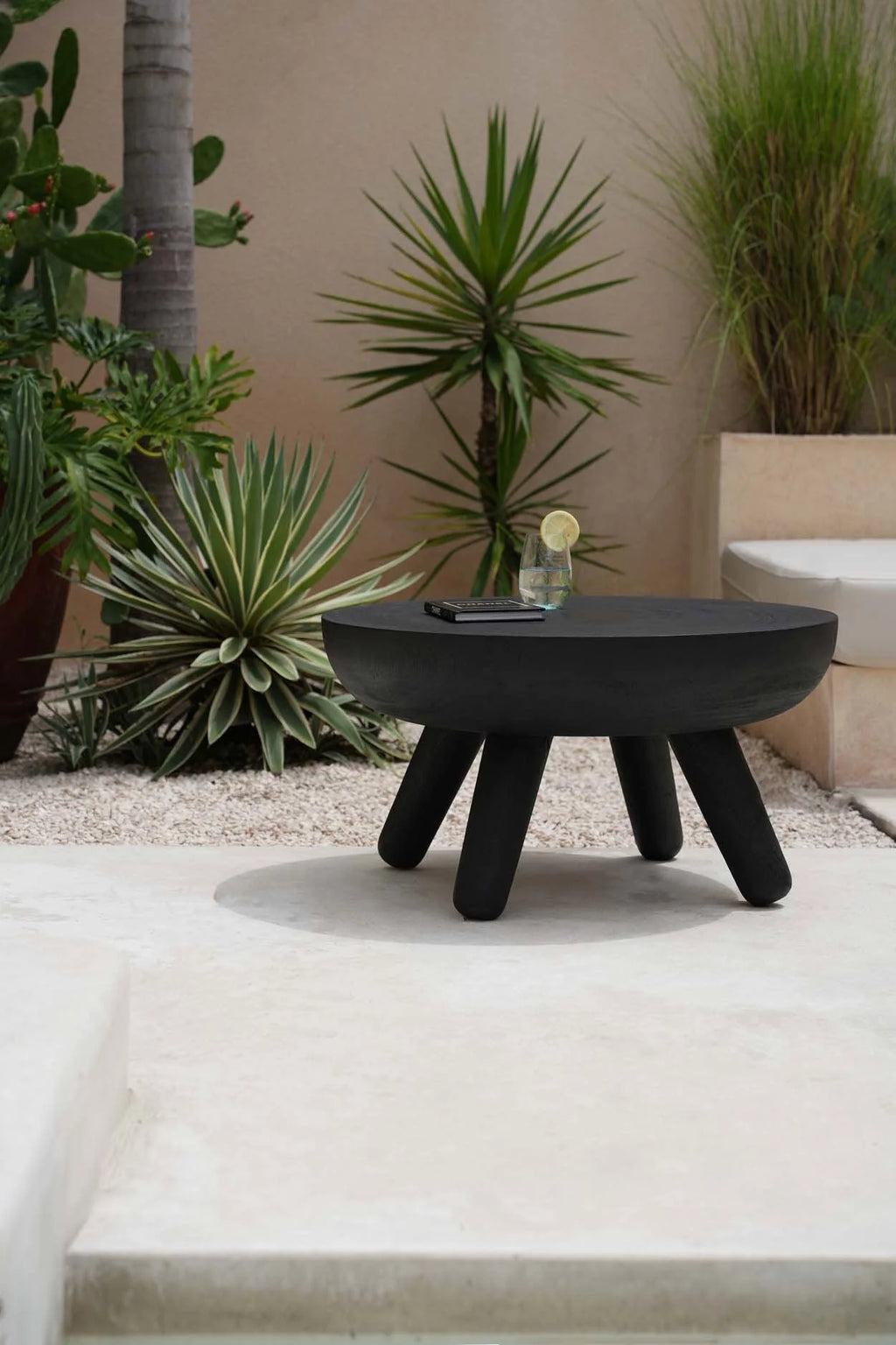Table basse ronde en bois noir texturé – Ø78 cm
