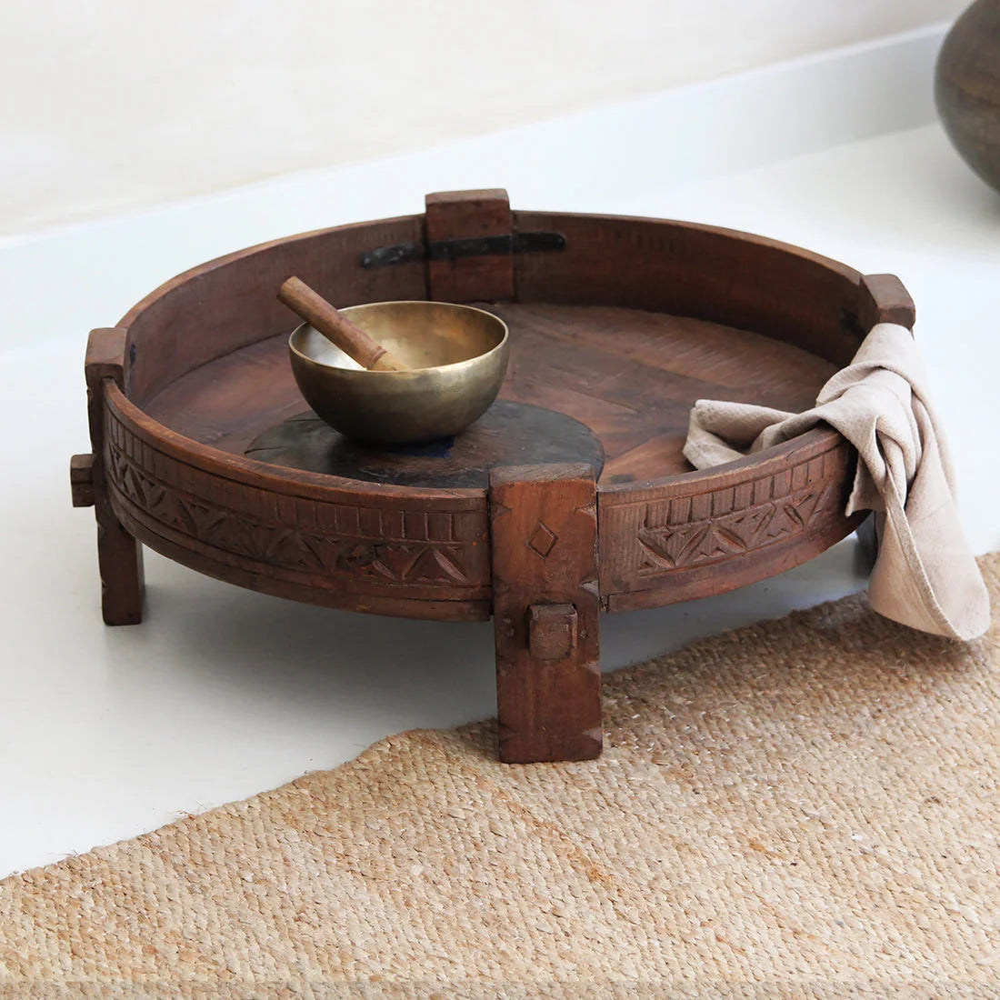 Plateau en bois recyclé brun sculpté, motifs géométriques, bol chantant laiton