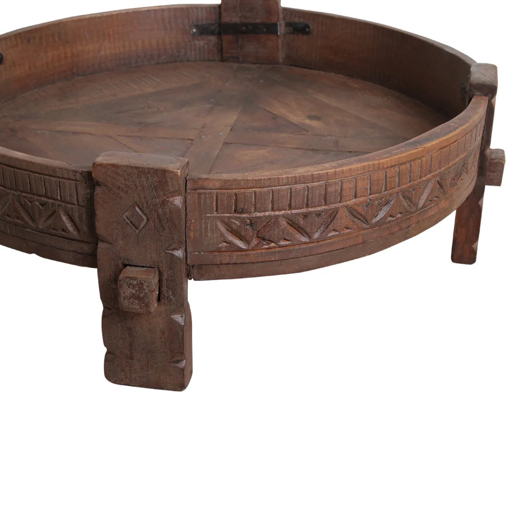 Plateau rond en bois recyclé brun 73x73x25 cm ciselé motifs géométriques feuilles