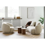 Fauteuil crème rembourré aux contours arrondis, tissu texturé doux