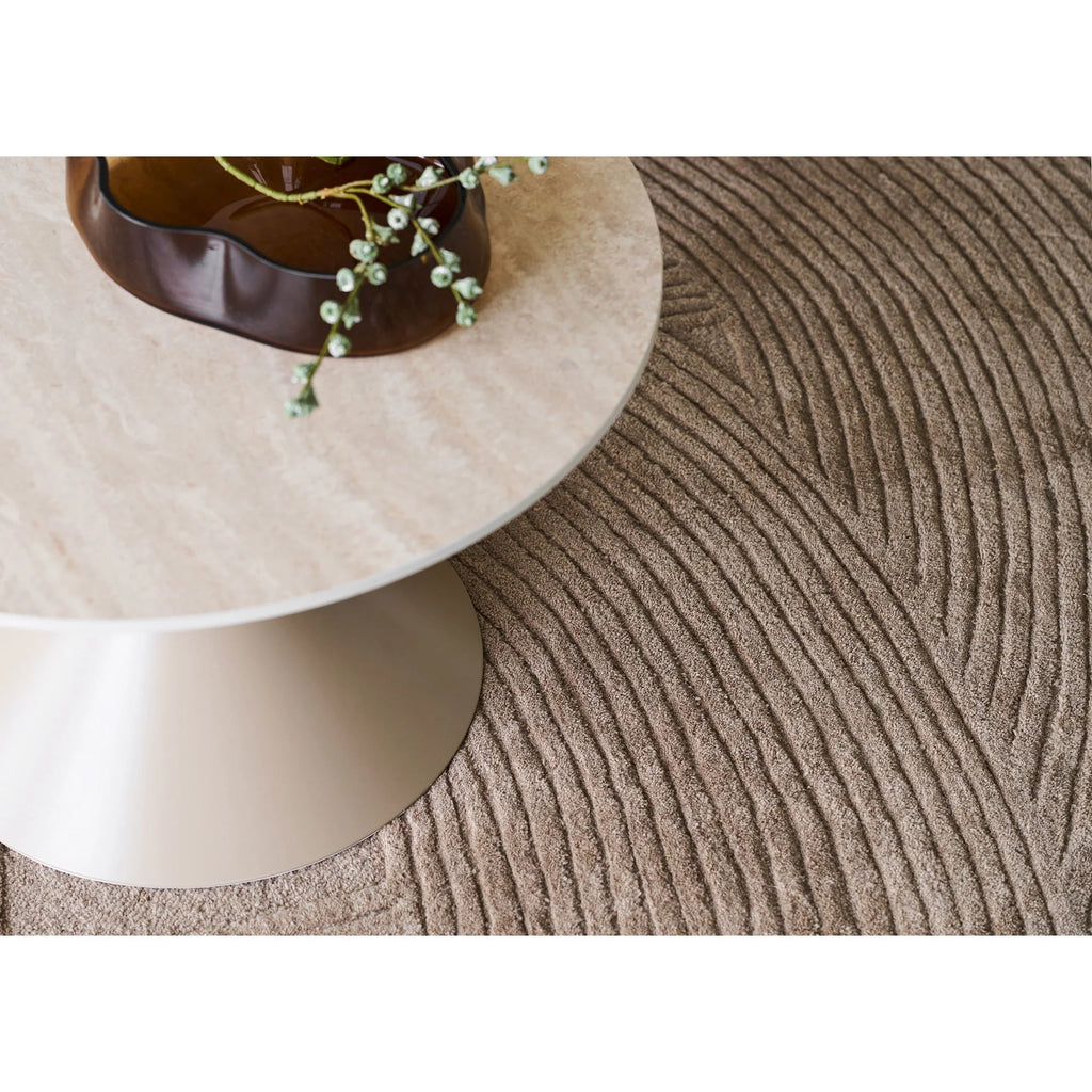 Table basse ronde effet travertin sable sur pied conique en acier Ø70 cm