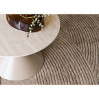 Table basse ronde effet travertin sable sur pied conique en acier Ø70 cm