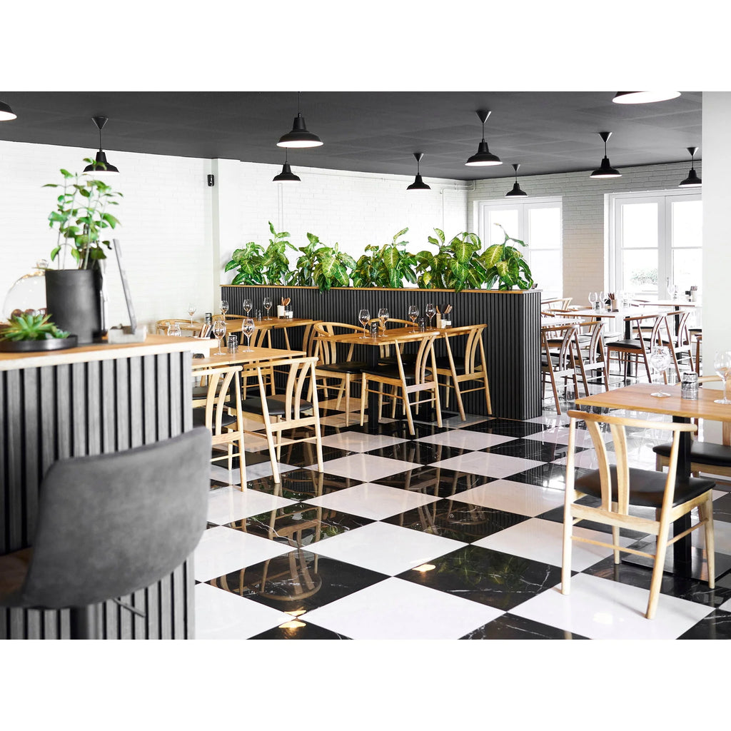 Carrelage damier noir et blanc moderne brillant sous table bistrot bois clair 70x70 cm