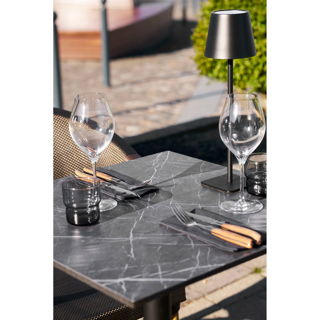 Lampe de table bistrot en marbre gris effet et pied en fonte noire, abat-jour cylindrique et tige élancée