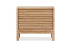 Table de chevet en frêne clair à tiroirs lattés horizontaux, 61x41 cm