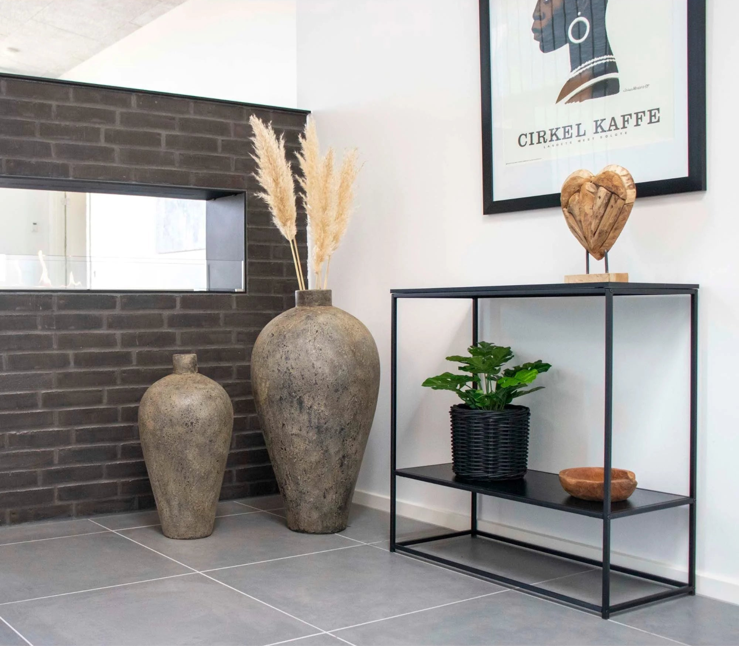 Décor d’entrée moderne avec console noire en métal et étagères rectangulaires 80x36 cm